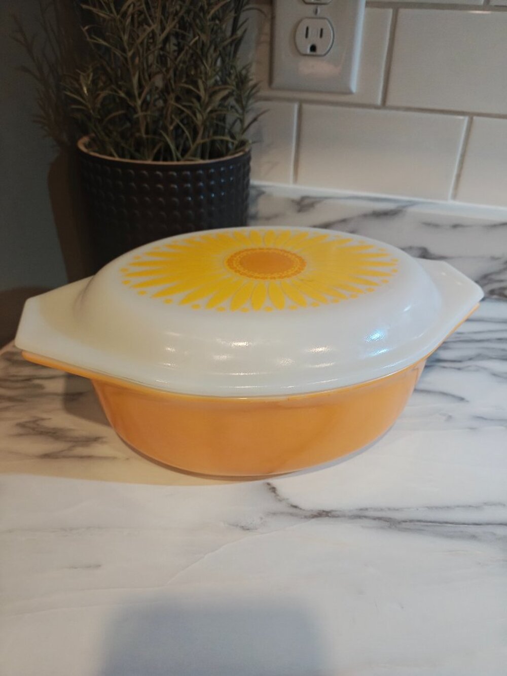 Vintage Pyrex Daisy Sunburst Oval Casserole Dish with Patterned Lid 1969โ1970 - Picture 11 of 12